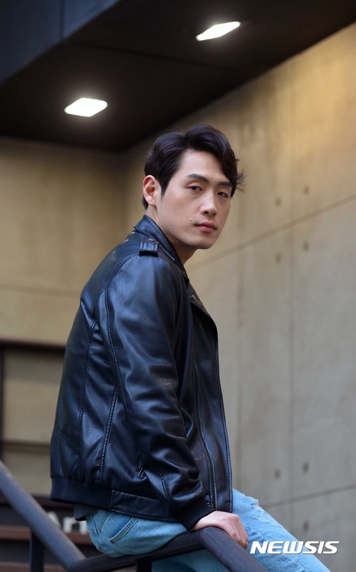 【서울=뉴시스】고승민 기자 = 연극 '베헤모스'에서 멀티 역을 맡아 열연중인 배우 권동호가 29일 오후 서울 충무아트센터에서 뉴시스와 인터뷰를 하기 전 포즈를 취하고 있다. 2017.03.31. kkssmm99@newsis.com