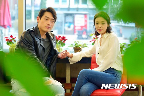 【서울=뉴시스】고승민 기자 = 연극 '베헤모스'에서 멀티 역을 맡아 열연중인 배우 권동호와 김히어라가 29일 오후 서울 충무아트센터에서 뉴시스와 인터뷰를 하기 전 포즈를 취하고 있다. 2017.03.31. kkssmm99@newsis.com