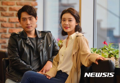 【서울=뉴시스】고승민 기자 = 연극 '베헤모스'에서 멀티 역을 맡아 열연중인 배우 권동호와 김히어라가 29일 오후 서울 충무아트센터에서 뉴시스와 인터뷰를 하기 전 포즈를 취하고 있다. 2017.03.31. kkssmm99@newsis.com