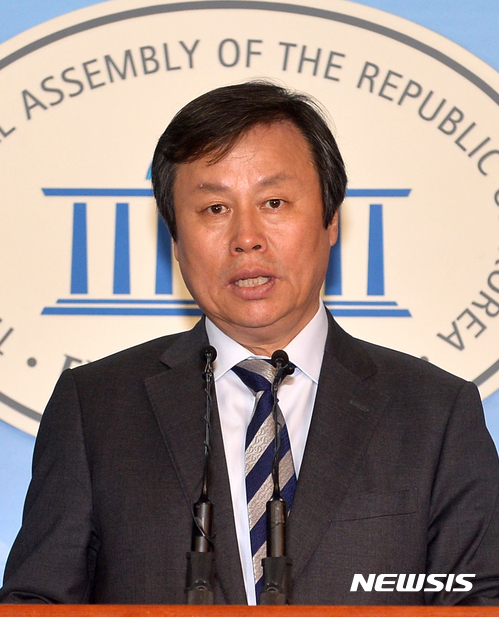 【서울=뉴시스】이영환 기자 = 더불어민주당 도종환 의원과 아이건강대선연대 관계자들이 30일 오후 서울 여의도 국회 정론관에서 대선주자들에게 요구하는 지속가능 아이 건강 대선공약 기자회견을 하고 있다. 2017.03.30.&nbsp; 20hwan@newsis.com