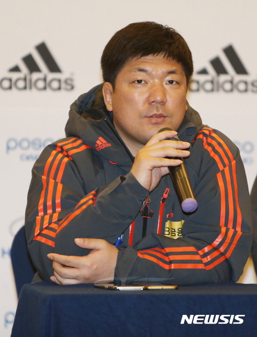 【평창=뉴시스】김경목 기자 = 이용 봅슬레이 스켈레톤 국가대표 총감독이 30일 오후 강원 평창군 평창알펜시아 리조트 컨벤션 센터 1층 루지 홀에서 열린 봅슬레이 스켈레톤 대표자 미디어 데이에서 2018 평창 동계올림픽대회와 관련해 기자들의 질문을 받고 대답하고 있다. 2017.03.30.&nbsp; photo31@newsis.com