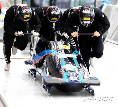 【평창=뉴시스】김경목 기자 = 봅슬레이 남자 4인승 국가대표 원윤종·지훈·김경현·이경민 선수가 30일 오후 강원 평창군 알펜시아 슬라이딩 센터에서 열린 훈련 공개에서 힘차게 출발을 하고 있다. 2017.03.30.&nbsp; photo31@newsis.com
