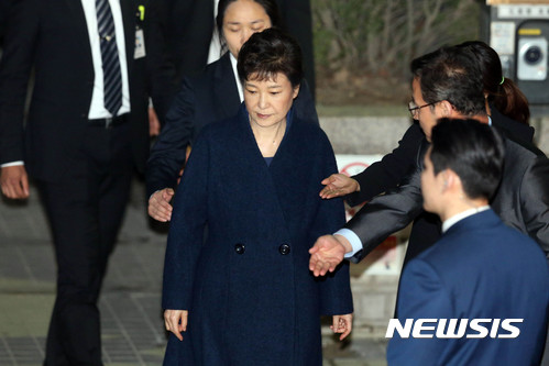 [서울=뉴시스]사진공동취재단= 지난 2017년 3월30일 박근혜 전 대통령이 서울 서초구 서울중앙지법에서 영장실질심사를 마친 후 검찰로 이동하고 있다. 2017.03.30. photo@newsis.com