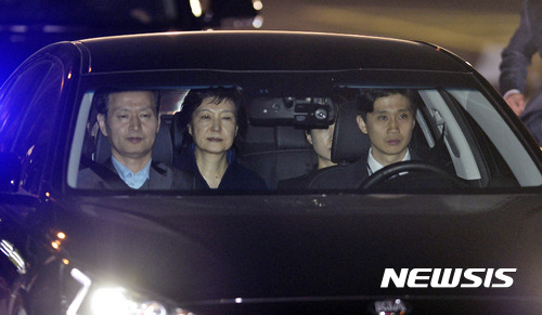 【서울=뉴시스】고승민 기자 = 뇌물수수 등 혐의로 구속영장이 발부된 박근혜 전 대통령이 31일 새벽 서울구치소에 수감되기 위해 검찰차량을 타고 서초동 서울중앙지검을 나서고 있다. 강부영 서울중앙지법 영장 전담 판사는 증거 인멸 등의 우려가 있다는 검찰 측 주장을 받아들여 구속영장을 발부했다. 전직 대통령 구속은 1995년 전두환-노태우 전 대통령 이후 22년 만의 일이다. 2017.03.31. photo@newsis.com