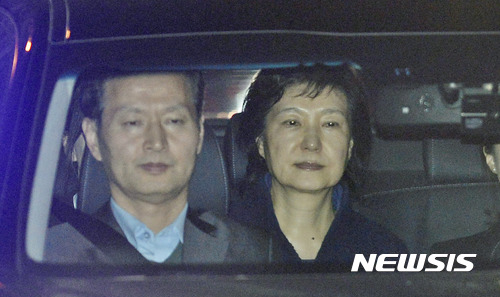 【서울=뉴시스】고승민 기자 = 뇌물수수 등 혐의로 구속영장이 발부된 박근혜 전 대통령이 31일 새벽 서울구치소에 수감되기 위해 검찰차량을 타고 서초동 서울중앙지검을 나서고 있다.&nbsp; 강부영 서울중앙지법 영장 전담 판사는 증거 인멸 등의 우려가 있다는 검찰 측 주장을 받아들여 구속영장을 발부했다.&nbsp; 전직 대통령 구속은 1995년 전두환-노태우 전 대통령 이후 22년 만의 일이다. 2017.03.31.&nbsp; photo@newsis.com