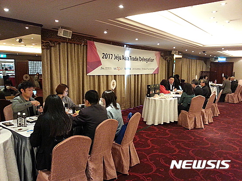 제주 무역사절단이 지난 20일 대만에서 제주산품 수출상담을 벌이고 있는 모습.<제주도청 제공>