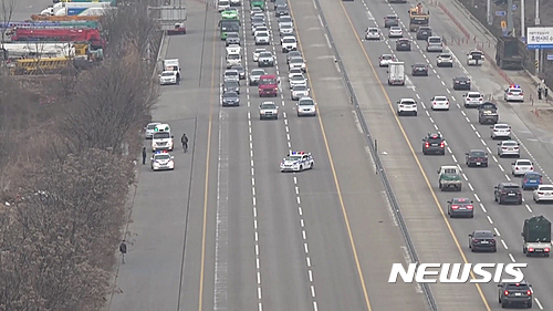 【수원=뉴시스】김지호 기자 = 경기남부경찰청이 지난 2월 16일 오후 수원~화성 사이 1번 국도에서 '트래픽 브레이크'를 훈련 중인 모습. 트래픽 브레이크는 지난해 12월 2차 사고 예방 등을 위해 경찰에 도입됐다. (사진=경기남부지방경찰청 제공) photo@newsis.com