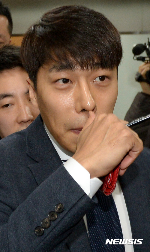 【서울=뉴시스】박주성 기자 = 전 쇼트트랙 국가대표 김동성이 31일 오전 서울 서초구 서울중앙지방법원에서 열린 '영재센터 지원 의혹 관련' 공판에 증인으로 출석 후 취재진의 질문을 받으며 법원을 나서고 있다. 2017.03.31. park7691@newsis.com