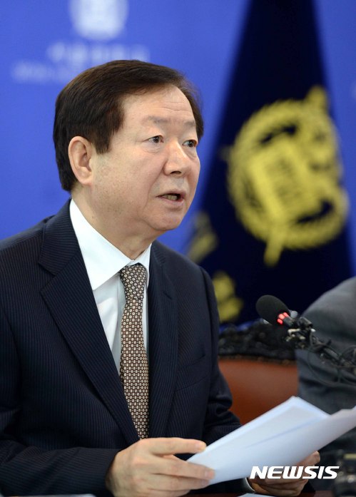 【서울=뉴시스】고범준 기자 = 성낙인 서울대학교 총장이 31일 오전 서울 관악구 서울대학교 행정관 대회의실에서 대학 운영과 총장 선출 과정과 관련해 기자회견을 하고 있다. 2017.03.31.&nbsp; bjko@newsis.com