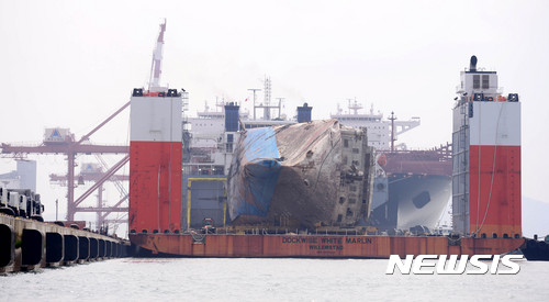 【목포=뉴시스】추상철 기자 = 세월호 선체를 실은 반잠수식 선박 화이트 마린호가 31일 오후 전남 목포신항으로 입항해 접안을 하고 있다. 2017.03.31.&nbsp;&nbsp; scchoo@newsis.com 