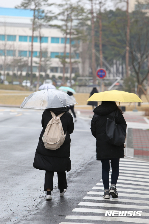 【강릉=뉴시스】김경목 기자 = 봄비가 내린 31일 오후 대학생들이 강원 강릉시 내곡동 가톨릭관동대학교 캠퍼스에서 우산을 쓰고 등교를 하고 있다.   강원지방기상청은 "영서 일부 지역은 31일 밤에 소강 상태를 보여 4월1일 밤부터 차차 그치겠고, 영동은 4월2일 오전부터 그칠 것으로 예상되며, 강수량은 영동 20~60㎜, 영서 10~40㎜가 되겠다"고 예보했다. 2017.03.31.   photo31@newsis.com