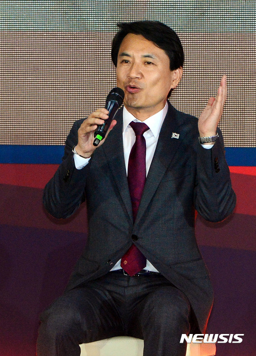 【서울=뉴시스】박영태 기자 = 김진태 후보가 31일 오후 서울 중구 장충체육관에서 열린 자유한국당 대통령후보자 선출 전당대회에서 후보자 대담을 하고 있다. 2017.03.31. since1999@newsis.com