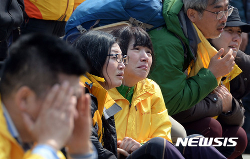 【목포=뉴시스】사진공동취재단 = 세월호를 실은 반잠수선 '화이트 마린'호가 31일 세월호 희생자 가족들이 지켜보는 가운데 전남 목포 신항에 도착해 접안 하고 있다. 2017.03.31.&nbsp; photo@newsis.com 