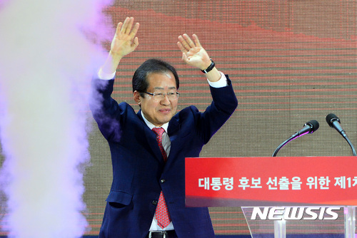 【서울=뉴시스】박영태 기자 = 홍준표 후보가 31일 오후 서울 중구 장충체육관에서 열린 자유한국당 대통령후보자 선출 전당대회에서 자유한국당 대통령 후보로 선출된 후 손을 흔들며 인사하고 있다. 2017.03.31. since1999@newsis.com