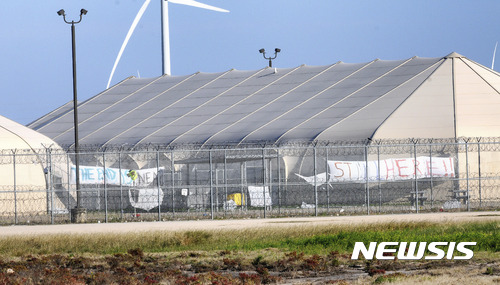 【AP/뉴시스】 = 텍사스주 레이몬드빌에 있는 윌러시 카운티 고도소 . 이 텐트로된 시설은 2015년 재소자 폭동으로 폐쇄되었다가&nbsp; 이민 구치소로 매입되었다.&nbsp;&nbsp; 텍사스주는 저유가로 인한 수입감소로 대학지원금과 메디케이드 예산까지 삭감하면서도 거액의 국경수비 예산을 여전히 부담하고 있다.&nbsp;&nbsp;&nbsp;&nbsp; 