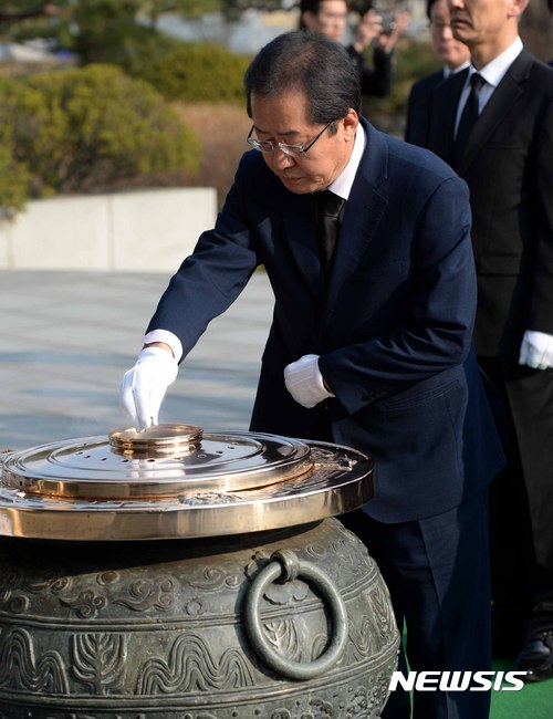 【서울=뉴시스】고범준 기자 = 자유한국당 대선 후보로 확정된 홍준표 후보가 1일 오전 서울 동작구 국립서울현충원 현충탑에서 참배를 하고 있다. 2017.04.01.   bjko@newsis.com