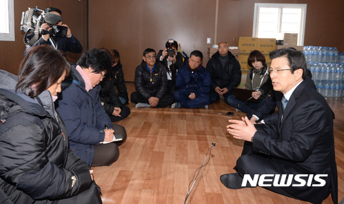 【목포=뉴시스】전진환 기자 = 황교안 대통령 권한대행 국무총리가 1일 오전 침몰사고 후 3년만에 육지로 돌아온 세월호가 접안해 있는 전남 목포신항을 방문해 미수습자 가족들을 위로하고 있다. 2017.04.01.&nbsp;&nbsp; amin2@newsis.com