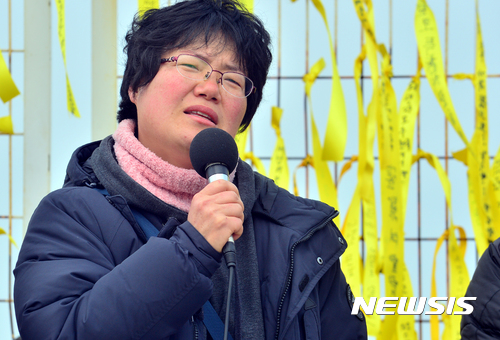 【목포=뉴시스】류형근 기자 = 1일 오전 전남 목포시 목포신항만 입구에서 미수습자 조은화 양 어머니 이금희씨가 조속한 실종자 수색을 촉구하는 기자회견을 하고 있다. 2017.04.01.&nbsp; hgryu77@newsis.com
