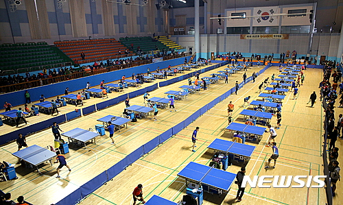 【전주=뉴시스】김종효 기자 = 1일 전북 전주 화산체육관에서 '제9회 공감언론 뉴시스 전북배 탁구대회'가 올해 도내 생활체육 탁구대회 중 최대 규모로 열렸다.&nbsp;&nbsp; 참가 선수 680여명을 포함, 1000여명의 모인 가운데 45대의 탁구대에서 열띤 경기가 펼쳐지고 있다. 2017.04.01.&nbsp;&nbsp; seun6685@newsis.com&nbsp; 