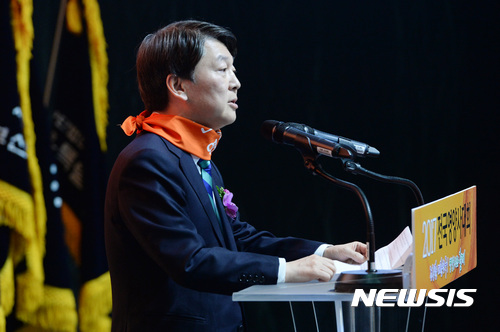 【서울=뉴시스】박영태 기자 = 안철수 국민의당 대선 경선 예비 후보가 1일 오전 서울 송파구 올림픽공원 내에 있는 올림픽홀에서 열린 2017 전국 영양사대회에서 인사말을 하고 있다. 2017.04.01. since1999@newsis.com