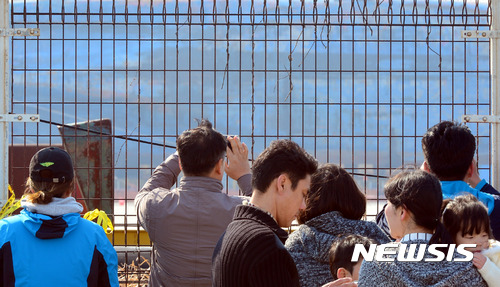 【목포=뉴시스】배동민 기자 = 세월호가 목포신항으로 들어온 뒤 첫 주말인 1일 오후. 국가보안시설인 목포신항 주변에 추모 발길이 이어지고 있다. 2017.04.01. guggy@newsis.com