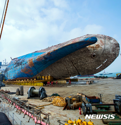 【목포=뉴시스】류형근 기자 = 3년만에 인양된 세월호가 반잠수선에 실린 채 1일 오전 전남 목포시 목포신항만에 입항해 있는 가운데 펄 제거 작업 도구 등이 놓여 있다. 2017.04.01.&nbsp; hgryu77@newsis.com