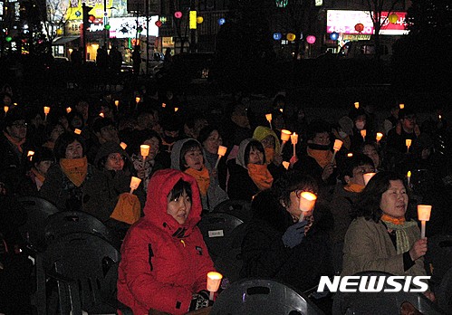 【안산=뉴시스】이종일 기자 = 세월호 3주기 경기 안산지역준비위원회 '세번째 416봄을 만드는 사람들'과 4·16가족협의회가 1일 오후 7시께 안산문화광장에서 '기억하고 함께하는 봄 선포문화제, 봄을 외치다'를 주최한 가운데, 시민들이 무대 앞 의자에 앉아 촛불을 흔들고 있다. 2017.04.01.  lji22356@newsis.com