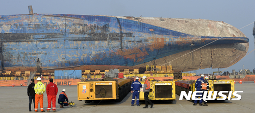 【목포=뉴시스】류형근 기자= 세월호를 육상으로 거치할 모듈 트랜스포터(M/T)가 2일 오전 전남 목포신항에서 하역해 이동하고 있다. 2017.04.02.&nbsp; photo@newsis.com