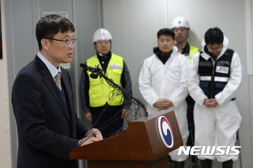 【진도=뉴시스】류형근 기자 = 류찬열 코리아샐비지 회장(왼쪽 두번째)과 국과수 관계자들이 2일 오전 전남 목포신항 브리핑룸에서 동물뼈로 추정되는 뼈조각, 유실물 발견 상황과 작업 추진 경과에 대한 브리핑을 듣고 있다. 2017.04.02.&nbsp; photo@newsis.com