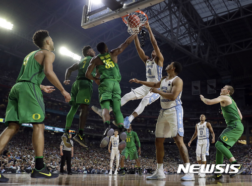 【AP/뉴시스】  = 오리건주 대학농구 대표팀이 1일 열린 NCAA 대회에서 노스 캐롤라이나주 팀과 혼전을 벌이고 있다.  오리건주의 한 고교생 브레난 아그라노프(17)는 자신이 착안한 디자인의 양말을 제조, 판매해 100만달러 이상의 판매고를 올렸다.    