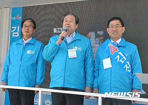 【상주=뉴시스】박홍식 기자 = 바른정당 김무성 선대위원장이 2일 오후 경북 상주시 중앙시장(풍물시장) 앞에서 김진욱 후보 지원 연설을 하고 있다. 권오을(왼쪽) 경북도당위원장과 주호영(오른쪽) 대표 권한대행 겸 원내대표가 함께 지원 유세에 나섰다. 2017.04.02&nbsp; phs6431@newsis.com&nbsp; 