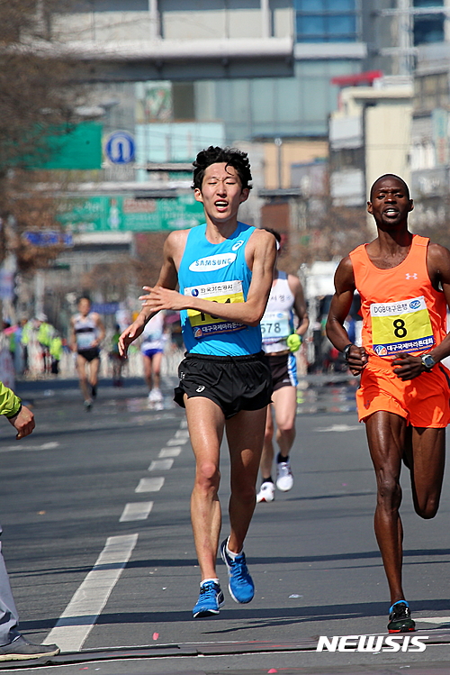 【대구=뉴시스】정창오 기자 = 2일 오전 대구에서 '2017 대구국제마라톤대회'가 열린 가운데 국내부문 남자부 우승자인 손명준 선수가 2시간15분16초의 기록으로 결승점을 통과하고 있다. 2017.04.02.(사진=대구시 제공) photo@newsis.com