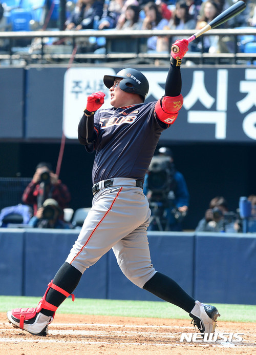 【서울=뉴시스】박주성 기자 = AOA 혜정이 2일 오후 서울 잠실야구장에서 열린 2017 프로야구 한화 이글스 대 두산 베어스 경기, 3회초 한화 김태균이 투아웃 주자 1, 2루에서 플라이볼을 치고 있다. 2017.04.02. park7691@newsis.com