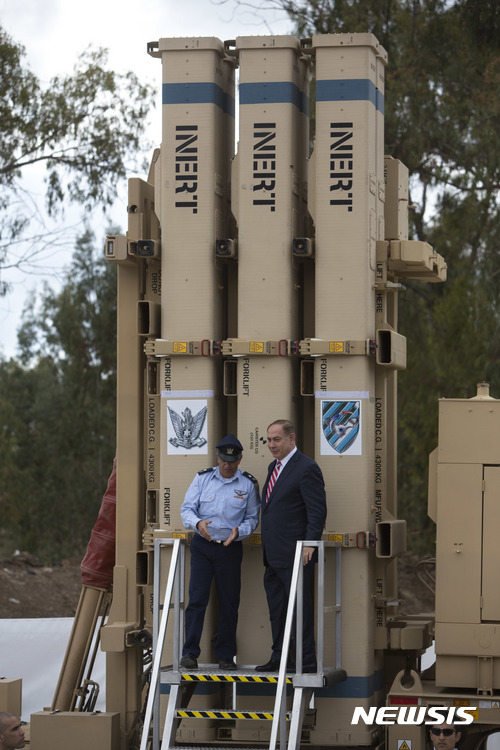 【하조르=AP/뉴시스】지난 2일(현지시간) 이스라엘 북부 하조르 공군기지에 다윗의 물매 MD 시스템 실전배치 행사가 열린 가운데 베냐민 네타냐후 이스라엘 총리(오른쪽)가 아미르 에셀 공군 소장의 설명을 듣고 있다. 이날 미국과 이스라엘이 공동 개발한 이 미사일 시스템이 실전 배치됨에 따라 이스라엘은 단거리 미사일 방어시스템 ‘아이언 돔’, 장거리 미사일 방어시스템 ‘애로 3’ 등 다중 방공망을 갖추게 됐다. 2017.04.04