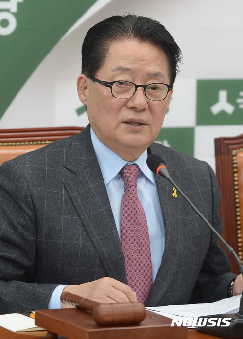【서울=뉴시스】이영환 기자 = 3일 오전 서울 여의도 국회에서 열린 국민의당 제33차 최고위원회의에서 박지원 대표가 모두발언 하고 있다. 2017.04.03.    20hwan@newsis.com 
