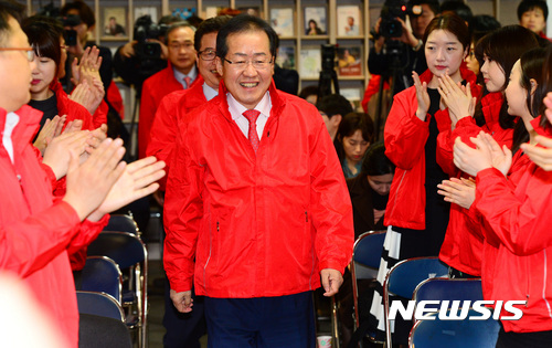 【서울=뉴시스】박영태 기자 = 홍준표 자유한국당 대선후보가 3일 오전 서울 영등포구 여의도 자유한국당 당사에서 진행된 대통령후보와 함께하는 사무처 월례조회에 입장하고 있다. 2017.04.03. since1999@newsis.com