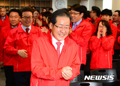 【서울=뉴시스】박영태 기자 = 홍준표 자유한국당 대선후보가 3일 오전 서울 영등포구 여의도 자유한국당 당사에서 진행된 대통령후보와 함께하는 사무처 월례조회에 입장하고 있다. 2017.04.03. since1999@newsis.com