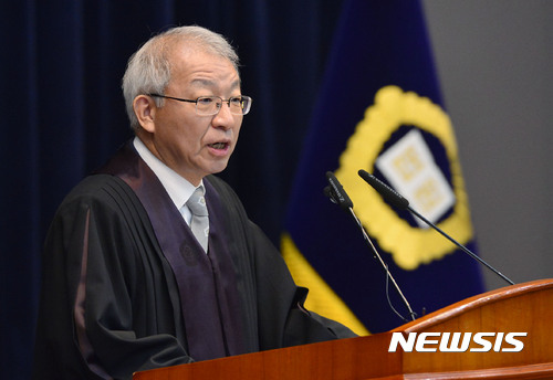 【서울=뉴시스】최동준 기자 = 3일 서울 서초구 대법원에서 열린 신임법관 임명식에서 양승태 대법원장이 인사말을 하고 있다. 2017.04.03. photocdj@newsis.com