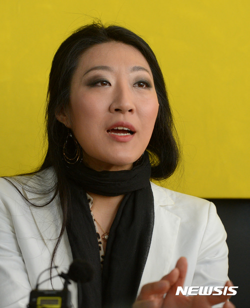 【서울=뉴시스】강종민 기자 = 소프라노 여지원이 3일 오전 서울 종로구의 한 식당에서 열린 '무티 베르디 콘서트' 기자간담회에서 취재진의 질문에 답하고 있다.&nbsp; 여지원은 이탈리아 출신의 세계적인 거장 지휘자 리카르도 무티와 오는 6일 경기도문화의전당 대극장, 7일 롯데콘서트홀에서 '무티 베르디 콘서트'에서 호흡을 맞출 예정이다. 2017.04.03.&nbsp; ppkjm@newsis.com