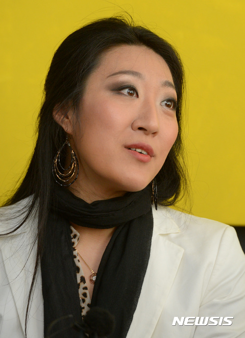【서울=뉴시스】강종민 기자 = 소프라노 여지원이 3일 오전 서울 종로구의 한 식당에서 열린 '무티 베르디 콘서트' 기자간담회에서 취재진의 질문에 답하고 있다.&nbsp; 여지원은 이탈리아 출신의 세계적인 거장 지휘자 리카르도 무티와 오는 6일 경기도문화의전당 대극장, 7일 롯데콘서트홀에서 '무티 베르디 콘서트'에서 호흡을 맞출 예정이다. 2017.04.03.&nbsp; ppkjm@newsis.com