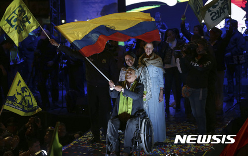 【키토=AP/뉴시스】에콰도르 수도 키토에서 2일(현지시간) 집권당 후보 레닌 모레노가 국기를 흔들며 승리의 기쁨을 나타내고 있다. 2017.04.02   