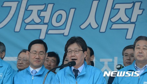 【대구=뉴시스】홍효식 기자 = 바른정당 유승민 대선후보가 3일 오전 대구 중구 대신동 서문시장에서 기자회견을 하고 있다. 2017.04.03. yesphoto@newsis.com