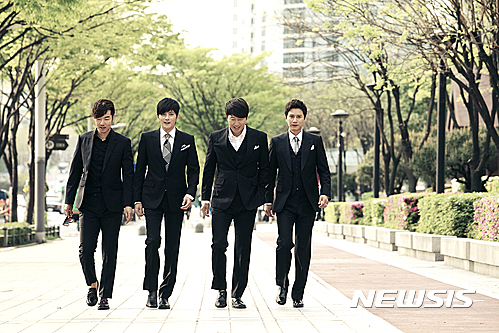 【서울=뉴시스】중년’의 대명사인 대한민국 40대 남성이 달라졌다. 일부이긴 해도 외모나 차림새만 보면 30대와 헷갈릴 정도로 젊어 보이는 사람이 점점 늘어나고 있다. 외모만 그런 것이 아니다. 활동도 30대 부럽지 않을 정도로 열정적인 사람이 많아졌다. 지난 2012년 꽃중년 열풍을 불러 일으켰던 SBS 드라마 ‘신사의 품격’의 한 장면.&nbsp;&nbsp;&nbsp; (뉴시스DB) 