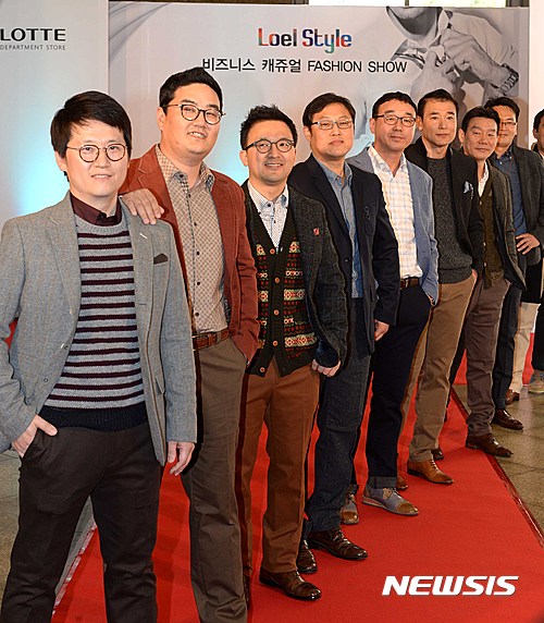 【서울=뉴시스】고범준 기자&nbsp; = 요즘 40대 남성을 보면 유혹에 쉽게 넘어가고 마구 흔들린다. 페이스북의 연령대 타킷팅 광고에서 30대보다 40대에게 성(性) 관련 광고가 급증하는 것이 그렇게 변화한 세태를 방증한다. 지난 2013년 10월14일 서울 중구 소공동 롯데백화점 본점 앞에서 열린 ‘F/W 비즈니스 캐주얼 제안 패션쇼’에서 본사 팀장들이 캐주얼 착장을 하고 포즈를 취하고 있다. 2013.10.14.&nbsp;&nbsp; bjko@newsis.com&nbsp; 