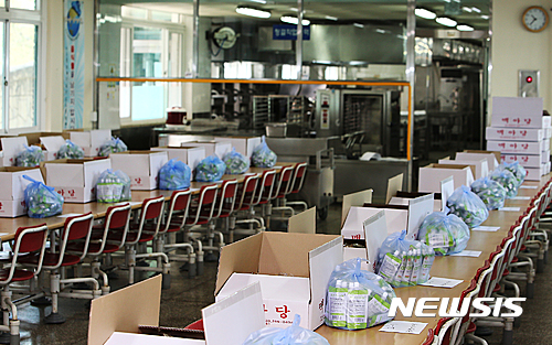 【청주=뉴시스】 충북 공무직 파업으로 급식실 배식대가 텅비어 있다. (사진= 뉴시스DB) photo@newsis.com