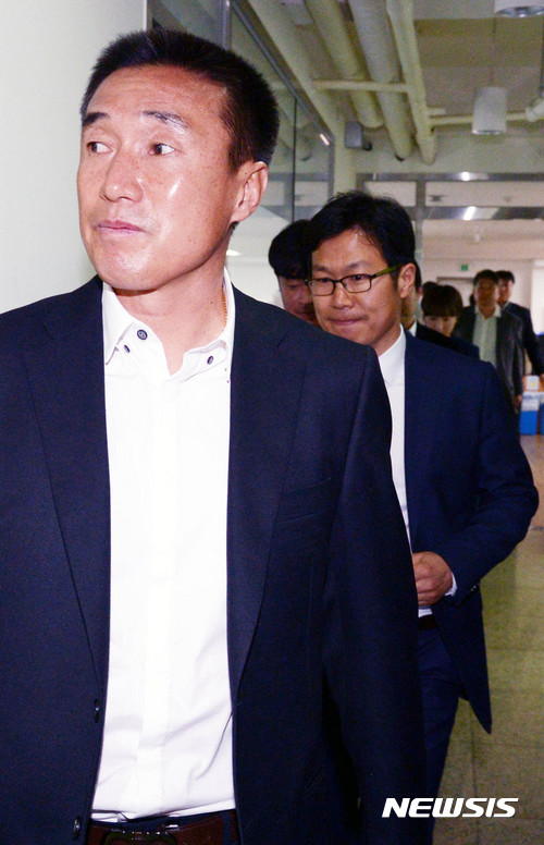 【파주=뉴시스】박주성 기자 = 하석주 대한축구협회 기술위원을 비롯한 위원들이 3일 오후 경기도 파주 국가대표트레이닝센터(NFC)에서기술위원회의를 위해 입장하고 있다.&nbsp; 이날 회의에서 울리 슈틸리케 감독의 경질 여부를 논의할 예정이다. 2017.04.03. park7691@newsis.com