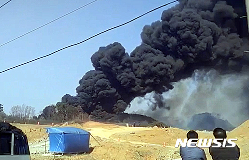 【청주=뉴시스】인진연 기자 = 3일 오후 1시 32분께 충북 청주시 청원구 오창읍 성산리 인근 한 공장 야적장에서 발생한 화재가 산으로 옮겨 붙어 119소방대가 진화 작업을 벌이고 있다. 2017.04.03 (사진=독자제공)&nbsp; photo@newsis.com