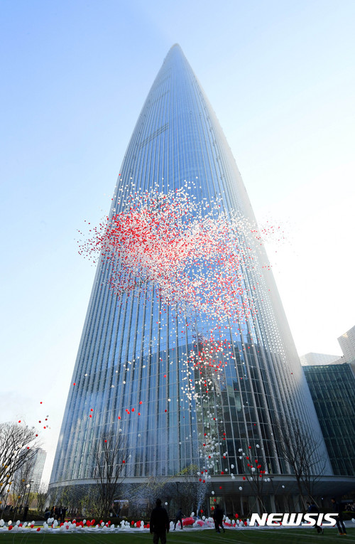 【서울=뉴시스】 최진석 기자=롯데그룹 창립 50주년을 맞은 3일 국내 최고 높이 건물(123층·555m)인 롯데월드타워 그랜드 오픈식이 올림픽로 롯데월드타워에서 열렸다. 개장을 축하하는 풍선이 하늘로 날려지고 있다. 2017.04.03.photo@newsis.com