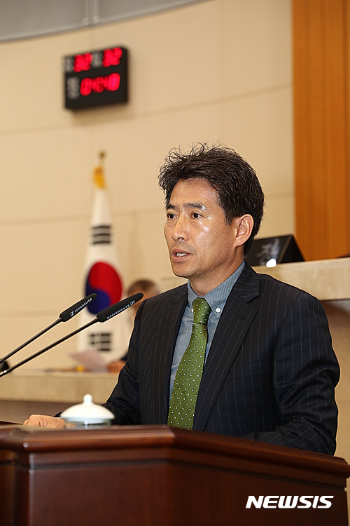 【포항=뉴시스】강진구 기자 = 경북 포항시의회(의장 문명호)는 5분 발언에서 일방적 복합환승센터 개발추진과 무분별한 숙박업소허가에 대한 비판이 잇따라 제기됐다고 3일 밝혔다.사진은 복합환승센터 개발에 대해 5분 발언하고 있는 박경열 시의원.2017.04.03.(사진=포항시의회 제공)&nbsp; photo@newsis.com 