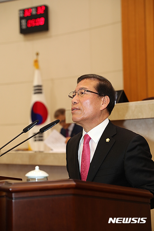 【포항=뉴시스】강진구 기자 = 경북 포항시의회(의장 문명호)는 5분 발언에서 일방적 복합환승센터 개발추진과 무분별한 숙박업소허가에 대한 비판이 잇따라 제기됐다고 3일 밝혔다.무분별한 숙박업소 허가에 대해 발언하는 김성조 시의원.2017.04.03.(사진=포항시의회 제공)&nbsp; photo@newsis.com&nbsp; 